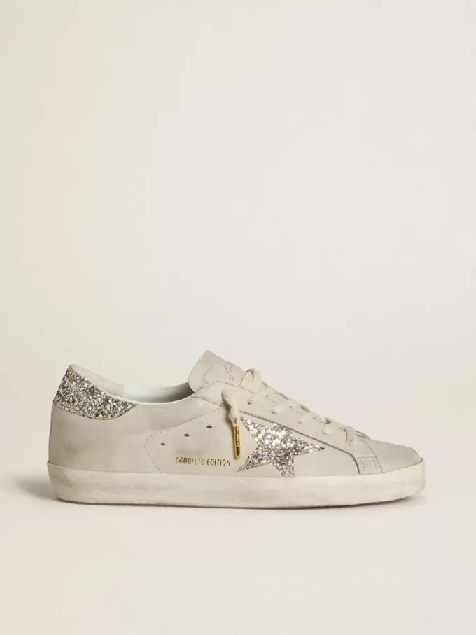 Super-Star LTD pentru femei, din piele nappa de culoare ivoriu, cu stea strălucitoare din platină și bandă pe călcâi Super-Star LTD pentru femei, din piele nappa de culoare ivoriu, cu stea strălucitoare din platină și bandă pe călcâi