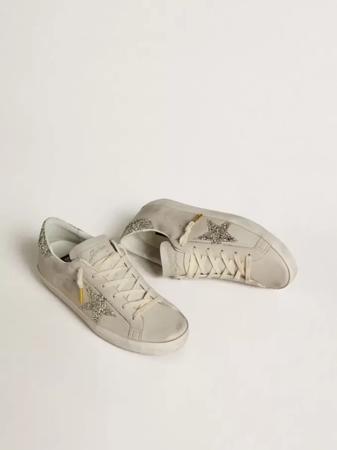Super-Star LTD pentru femei, din piele nappa de culoare ivoriu, cu stea strălucitoare din platină și bandă pe călcâi Super-Star LTD pentru femei, din piele nappa de culoare ivoriu, cu stea strălucitoare din platină și bandă pe călcâi