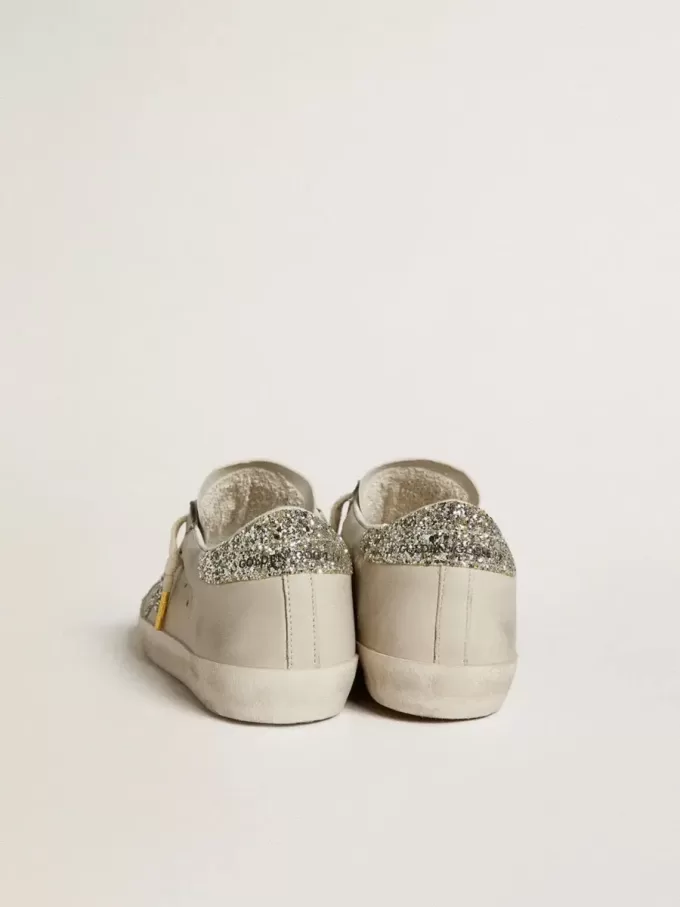 Super-Star LTD pentru femei, din piele nappa de culoare ivoriu, cu stea strălucitoare din platină și bandă pe călcâi Super-Star LTD pentru femei, din piele nappa de culoare ivoriu, cu stea strălucitoare din platină și bandă pe călcâi