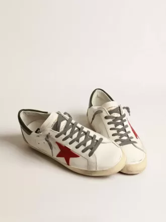 Super-Star pentru bărbați, cu stea din piele de căprioară roșie și călcâi din piele verde Super-Star pentru bărbați, cu stea din piele de căprioară roșie și călcâi din piele verde
