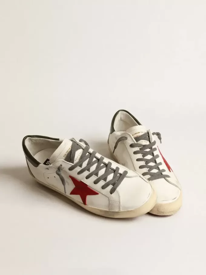 Super-Star pentru bărbați, cu stea din piele de căprioară roșie și călcâi din piele verde Super-Star pentru bărbați, cu stea din piele de căprioară roșie și călcâi din piele verde
