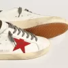 Super-Star pentru bărbați, cu stea din piele de căprioară roșie și călcâi din piele verde Super-Star pentru bărbați, cu stea din piele de căprioară roșie și călcâi din piele verde