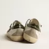 Super-Star pentru bărbați, cu stea din piele de căprioară roșie și călcâi din piele verde Super-Star pentru bărbați, cu stea din piele de căprioară roșie și călcâi din piele verde