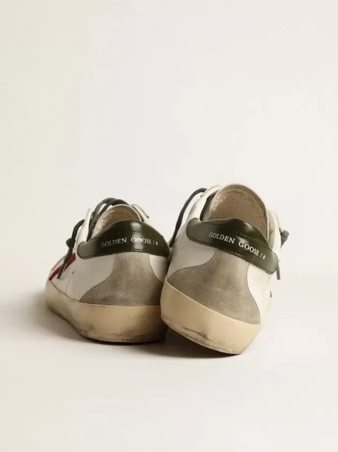 Super-Star pentru bărbați, cu stea din piele de căprioară roșie și călcâi din piele verde Super-Star pentru bărbați, cu stea din piele de căprioară roșie și călcâi din piele verde