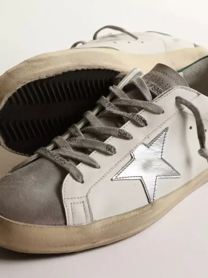 Super-Star pentru bărbați din piele albă, cu stea argintie și talpă verde Super-Star pentru bărbați din piele albă, cu stea argintie și talpă verde