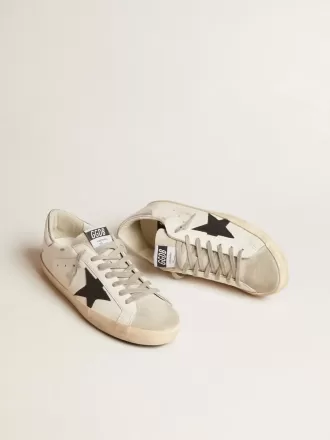Super-Star pentru bărbați din piele albă cu stea din nubuc negru și călcâi din piele metalică argintie Super-Star pentru bărbați din piele albă cu stea din nubuc negru și călcâi din piele metalică argintie