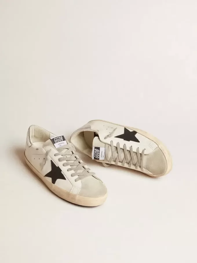 Super-Star pentru bărbați din piele albă cu stea din nubuc negru și călcâi din piele metalică argintie Super-Star pentru bărbați din piele albă cu stea din nubuc negru și călcâi din piele metalică argintie