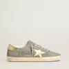 Super-Star pentru bărbați din piele de căprioară gri cu stea și călcâi din piele metalică aurie Super-Star pentru bărbați din piele de căprioară gri cu stea și călcâi din piele metalică aurie