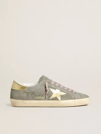 Super-Star pentru bărbați din piele de căprioară gri cu stea și călcâi din piele metalică aurie Super-Star pentru bărbați din piele de căprioară gri cu stea și călcâi din piele metalică aurie