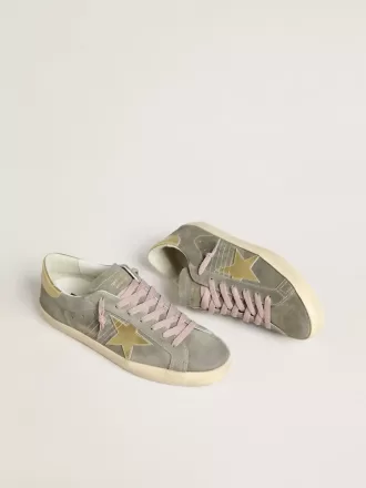 Super-Star pentru bărbați din piele de căprioară gri cu stea și călcâi din piele metalică aurie Super-Star pentru bărbați din piele de căprioară gri cu stea și călcâi din piele metalică aurie