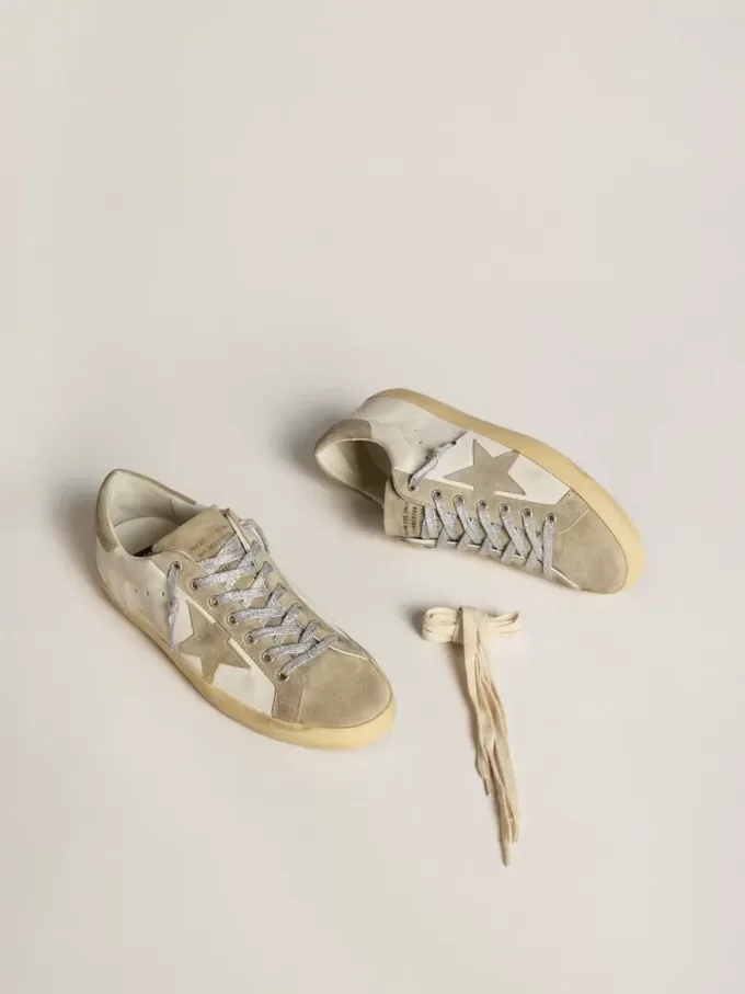 Super-Star pentru bărbați din piele nappa cu stea din piele de căprioară gri gheață și broderie neagră Super-Star pentru bărbați din piele nappa cu stea din piele de căprioară gri gheață și broderie neagră