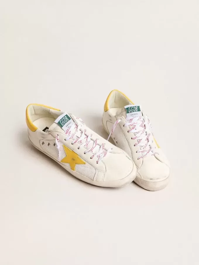 Super-Star pentru bărbați din plasă și piele nappa, cu stea din piele galbenă și bandă pe călcâi Super-Star pentru bărbați din plasă și piele nappa, cu stea din piele galbenă și bandă pe călcâi