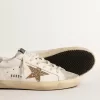 Super-Star pentru femei, cu stea aurie strălucitoare și inserții din piele de căprioară gri-gheață Super-Star pentru femei, cu stea aurie strălucitoare și inserții din piele de căprioară gri-gheață