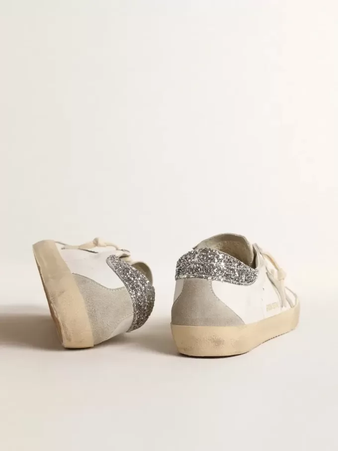Super-Star pentru femei, cu stea gri și talpă cu glitter argintiu Super-Star pentru femei, cu stea gri și talpă cu glitter argintiu