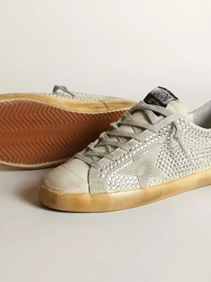 Super-Star pentru femei din nubuc alb învechit cu cristale Swarovski Super-Star pentru femei din nubuc alb învechit cu cristale Swarovski