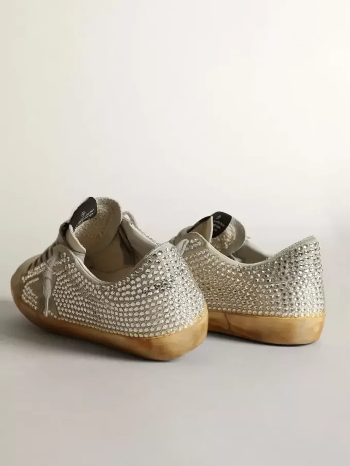 Super-Star pentru femei din nubuc alb învechit cu cristale Swarovski Super-Star pentru femei din nubuc alb învechit cu cristale Swarovski