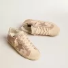 Super-Star pentru femei din piele de căprioară roz pal, cu stea din piele de căprioară și talpă din platină Super-Star pentru femei din piele de căprioară roz pal, cu stea din piele de căprioară și talpă din platină