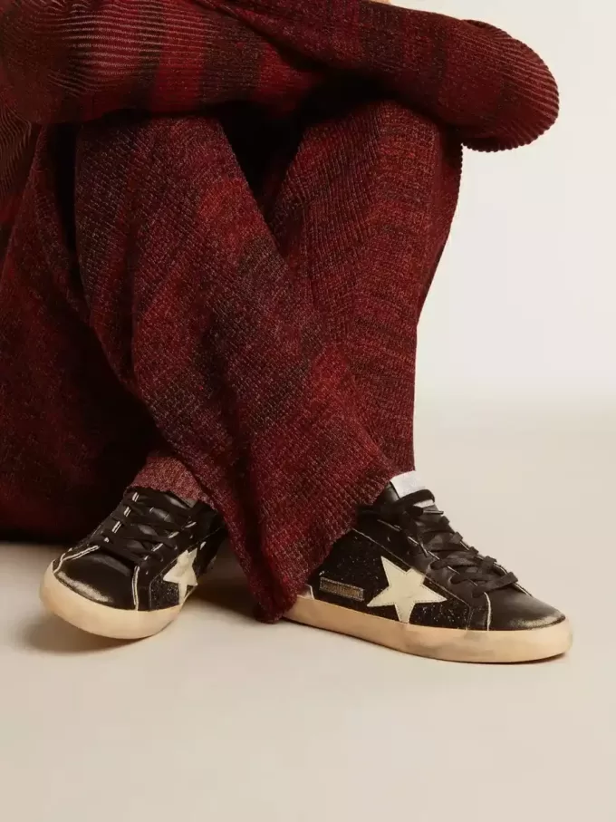 Super-Star pentru femei, în negru strălucitor și nappa, cu stea și călcâi din piele crem Super-Star pentru femei, în negru strălucitor și nappa, cu stea și călcâi din piele crem