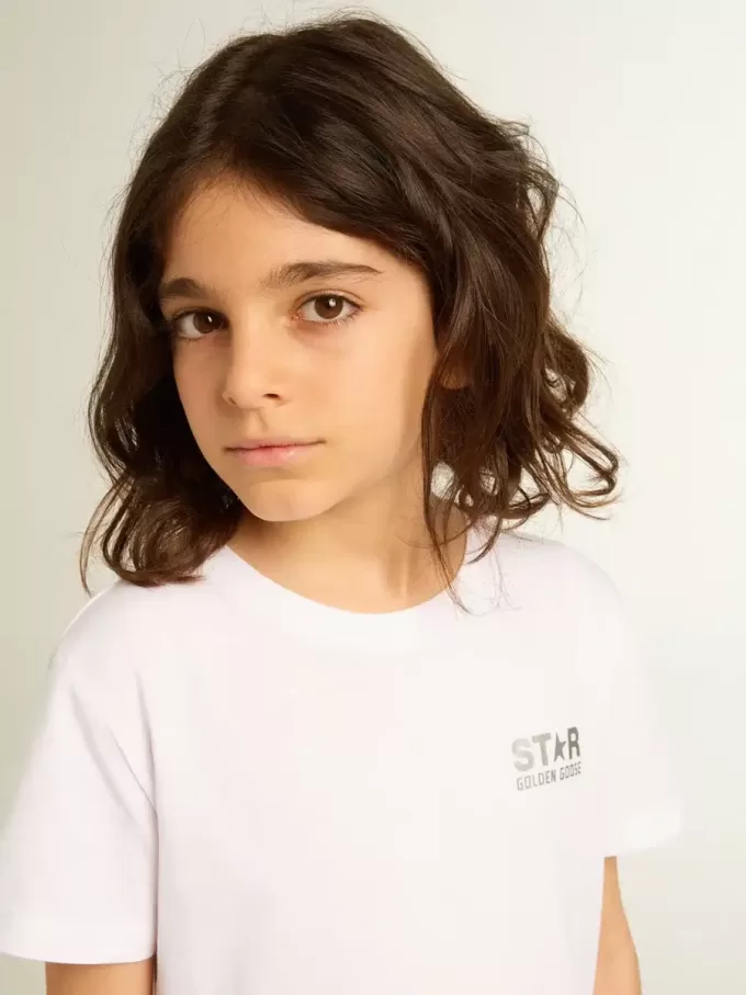 Tricou alb cu logo argintiu contrastant pe față Tricou alb cu logo argintiu contrastant pe față