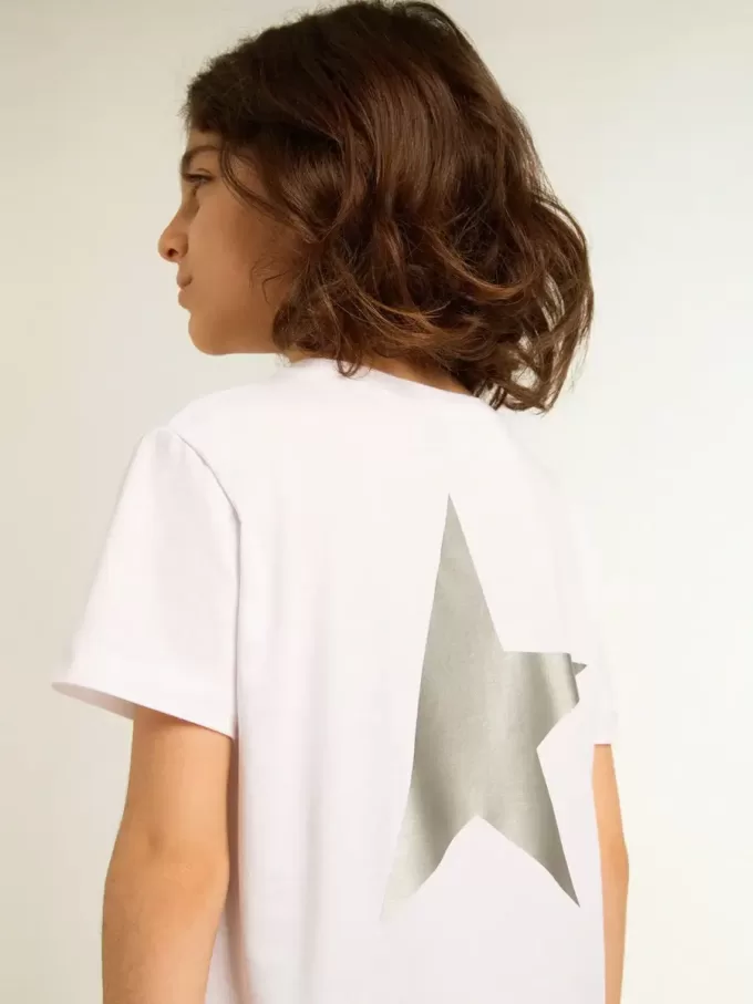 Tricou alb cu logo argintiu contrastant pe față Tricou alb cu logo argintiu contrastant pe față