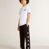 Tricou alb cu logo și stea negre contrastante Tricou alb cu logo și stea negre contrastante