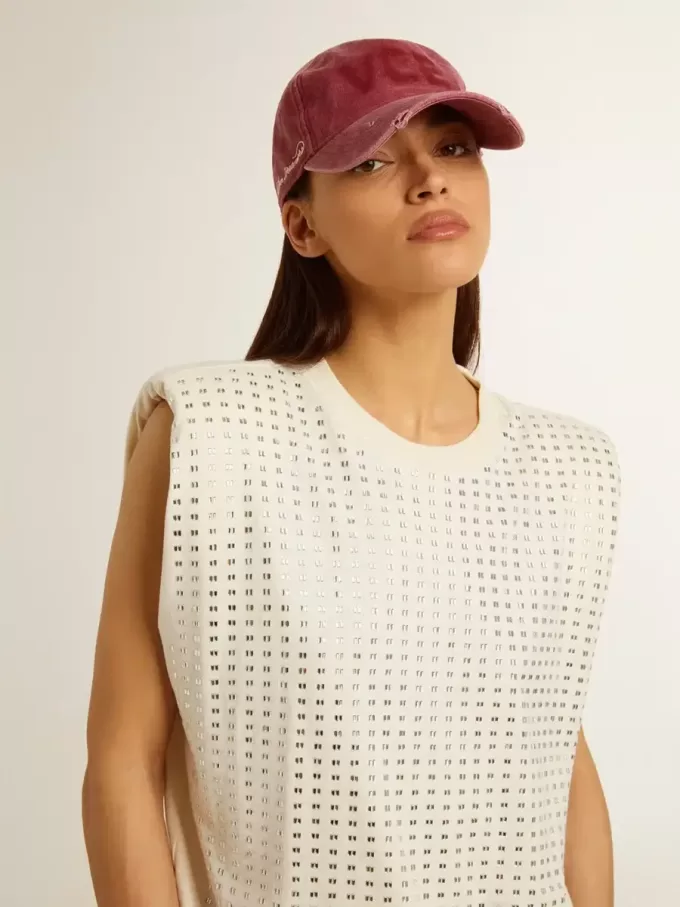 Tricou alb fără mâneci, îmbătrânit, împodobit cu cristale Tricou alb fără mâneci, îmbătrânit, împodobit cu cristale