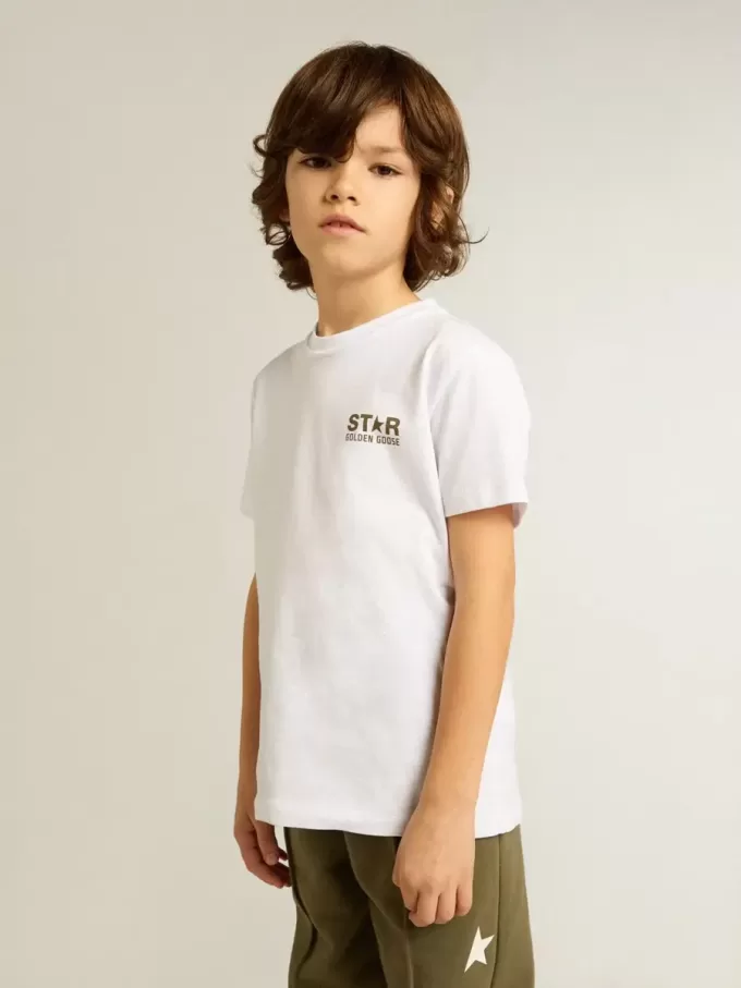 Tricou alb pentru băieți, cu logo și stea contrastante de culoare verde închis Tricou alb pentru băieți, cu logo și stea contrastante de culoare verde închis