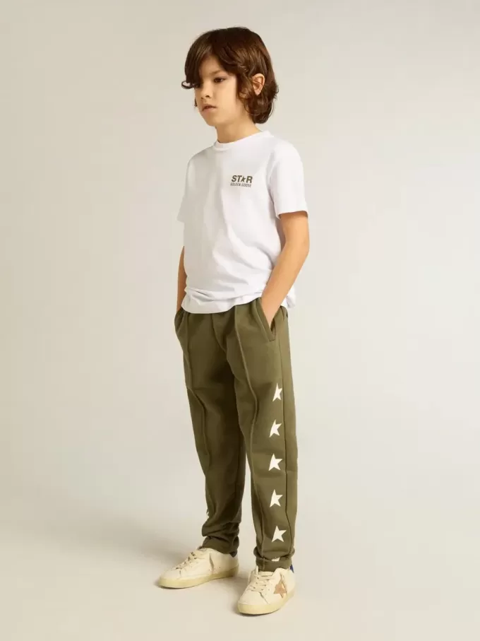 Tricou alb pentru băieți, cu logo și stea contrastante de culoare verde închis Tricou alb pentru băieți, cu logo și stea contrastante de culoare verde închis