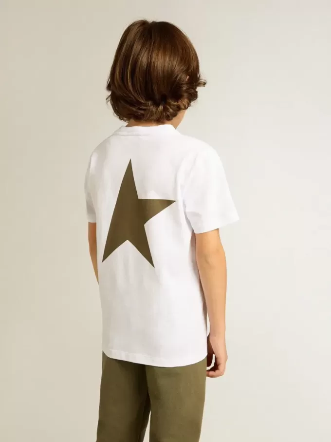 Tricou alb pentru băieți, cu logo și stea contrastante de culoare verde închis Tricou alb pentru băieți, cu logo și stea contrastante de culoare verde închis