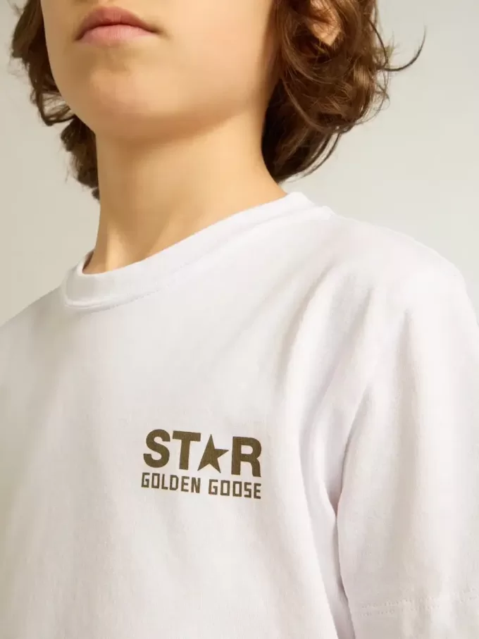 Tricou alb pentru băieți, cu logo și stea contrastante de culoare verde închis Tricou alb pentru băieți, cu logo și stea contrastante de culoare verde închis