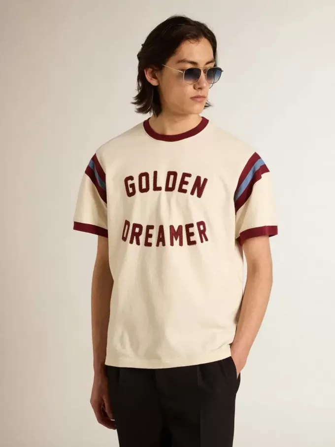 Tricou alb pentru bărbați, cu inscripție burgund pe față Tricou alb pentru bărbați, cu inscripție burgund pe față