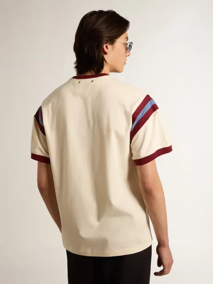 Tricou alb pentru bărbați, cu inscripție burgund pe față Tricou alb pentru bărbați, cu inscripție burgund pe față