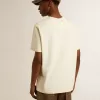Tricou alb pentru bărbați, din bumbac îmbătrânit, cu imprimeu auriu Tricou alb pentru bărbați, din bumbac îmbătrânit, cu imprimeu auriu