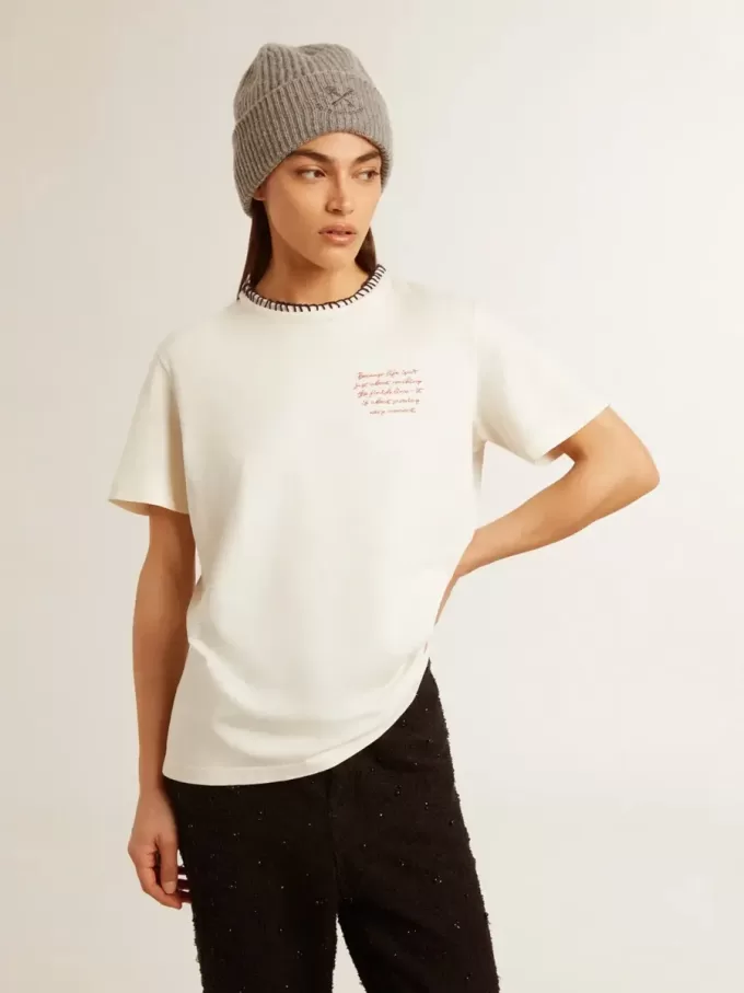 Tricou alb pentru femei din bumbac îmbătrânit, cu broderie manuală Tricou alb pentru femei din bumbac îmbătrânit, cu broderie manuală