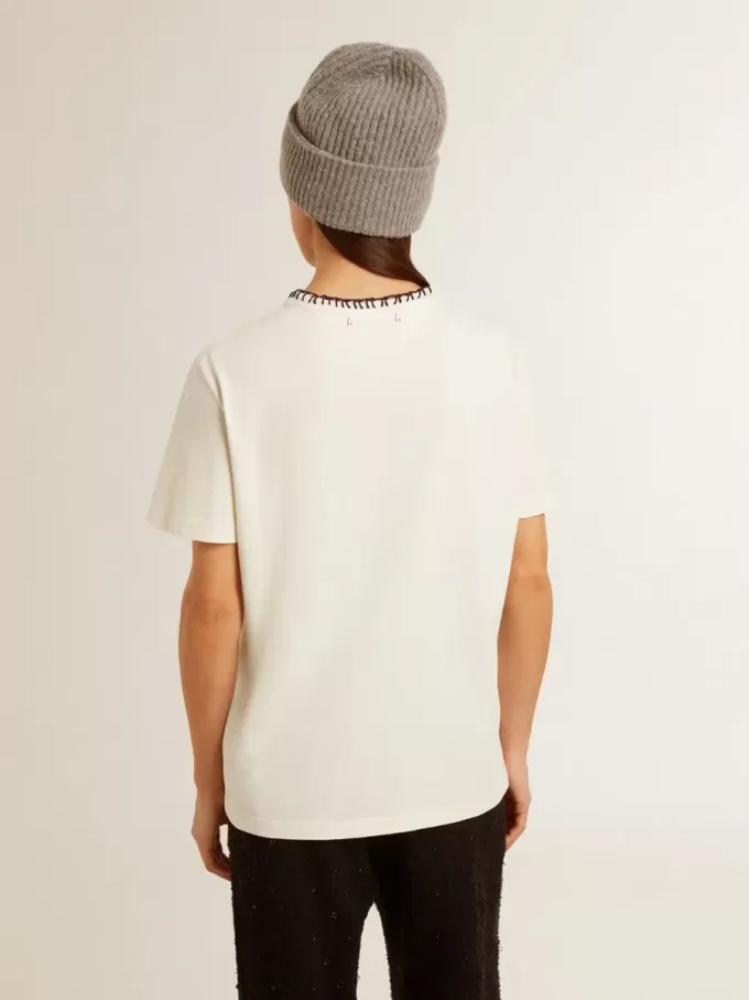 Tricou alb pentru femei din bumbac îmbătrânit, cu broderie manuală Tricou alb pentru femei din bumbac îmbătrânit, cu broderie manuală