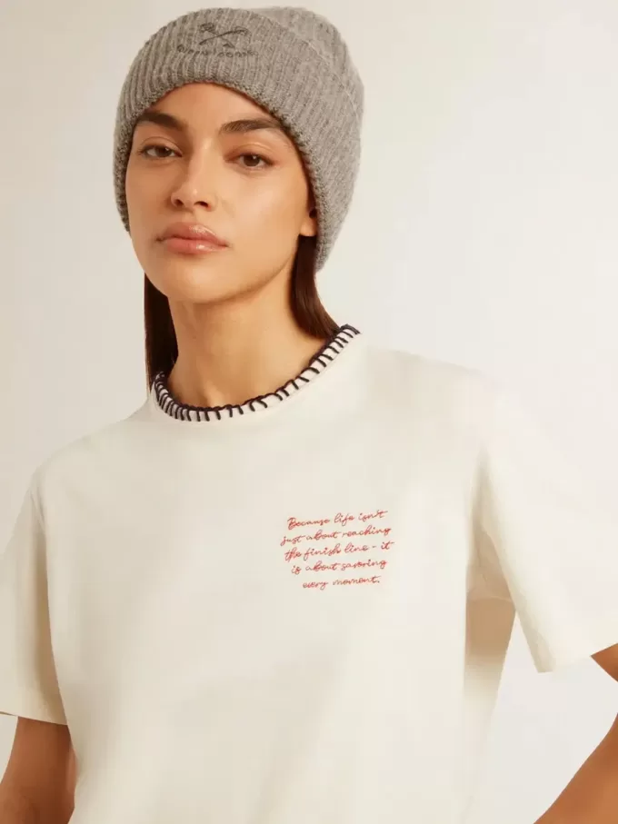 Tricou alb pentru femei din bumbac îmbătrânit, cu broderie manuală Tricou alb pentru femei din bumbac îmbătrânit, cu broderie manuală