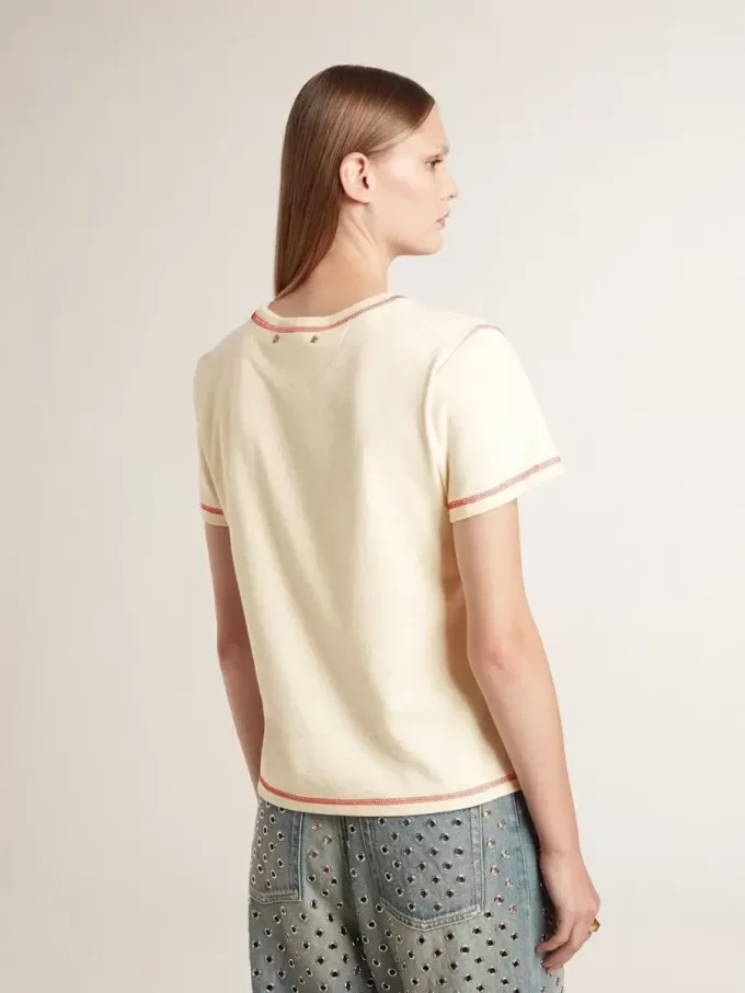 Tricou crem pentru femei cu accente roșii estompate Tricou crem pentru femei cu accente roșii estompate