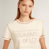 Tricou crem pentru femei cu accente roșii estompate Tricou crem pentru femei cu accente roșii estompate