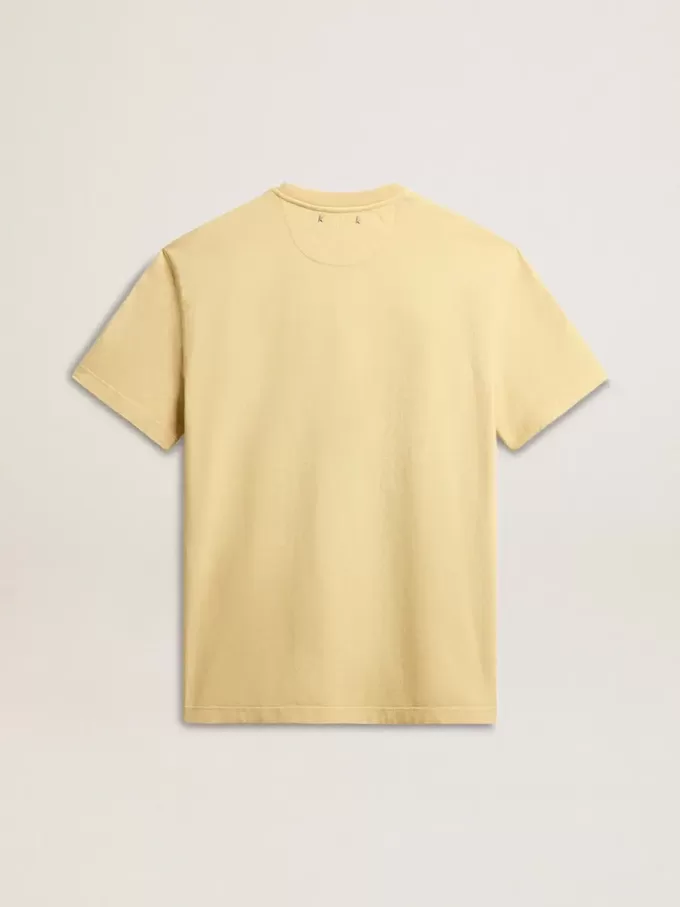 Tricou din bumbac pentru bărbați, de culoare galben pal, cu inscripție decolorată Tricou din bumbac pentru bărbați, de culoare galben pal, cu inscripție decolorată