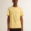 Tricou din bumbac pentru bărbați, de culoare galben pal, cu inscripție decolorată Tricou din bumbac pentru bărbați, de culoare galben pal, cu inscripție decolorată
