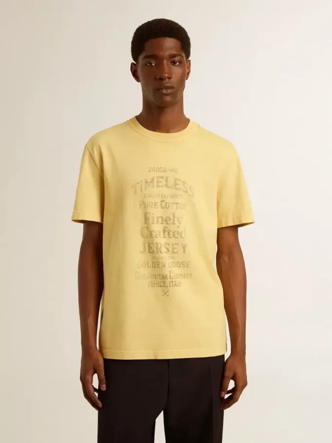 Tricou din bumbac pentru bărbați, de culoare galben pal, cu inscripție decolorată Tricou din bumbac pentru bărbați, de culoare galben pal, cu inscripție decolorată