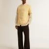 Tricou din bumbac pentru bărbați, de culoare galben pal, cu inscripție decolorată Tricou din bumbac pentru bărbați, de culoare galben pal, cu inscripție decolorată