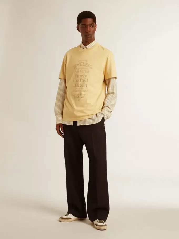 Tricou din bumbac pentru bărbați, de culoare galben pal, cu inscripție decolorată Tricou din bumbac pentru bărbați, de culoare galben pal, cu inscripție decolorată
