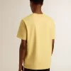Tricou din bumbac pentru bărbați, de culoare galben pal, cu inscripție decolorată Tricou din bumbac pentru bărbați, de culoare galben pal, cu inscripție decolorată