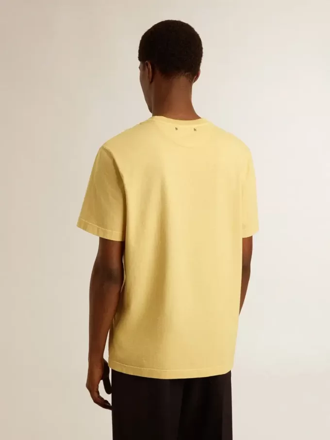Tricou din bumbac pentru bărbați, de culoare galben pal, cu inscripție decolorată Tricou din bumbac pentru bărbați, de culoare galben pal, cu inscripție decolorată