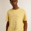 Tricou din bumbac pentru bărbați, de culoare galben pal, cu inscripție decolorată Tricou din bumbac pentru bărbați, de culoare galben pal, cu inscripție decolorată
