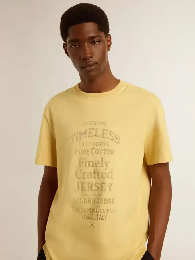 Tricou din bumbac pentru bărbați, de culoare galben pal, cu inscripție decolorată Tricou din bumbac pentru bărbați, de culoare galben pal, cu inscripție decolorată