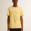 Tricou din bumbac pentru bărbați, de culoare galben pal, cu inscripție decolorată Tricou din bumbac pentru bărbați, de culoare galben pal, cu inscripție decolorată