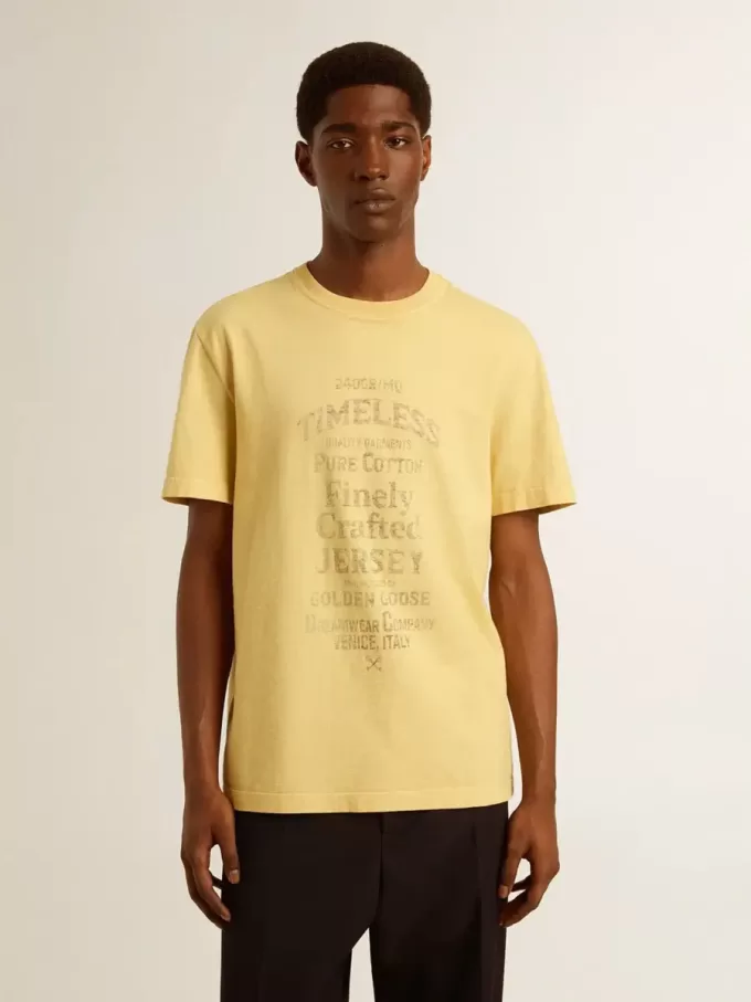 Tricou din bumbac pentru bărbați, de culoare galben pal, cu inscripție decolorată Tricou din bumbac pentru bărbați, de culoare galben pal, cu inscripție decolorată