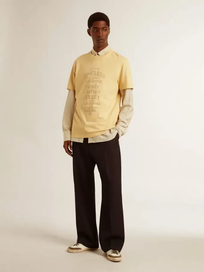 Tricou din bumbac pentru bărbați, de culoare galben pal, cu inscripție decolorată Tricou din bumbac pentru bărbați, de culoare galben pal, cu inscripție decolorată